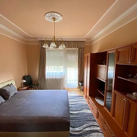 Sarga-haz 4*